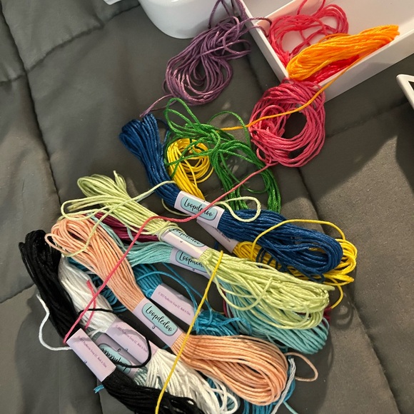 Bracelet Maker with Multicolor Threads - Picture 2 of 4